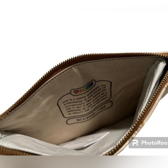 Coach Turnlock Pouch 26 with Rainbow Signature Badge - Extremely Rare NWT - Picture 7 of 7
